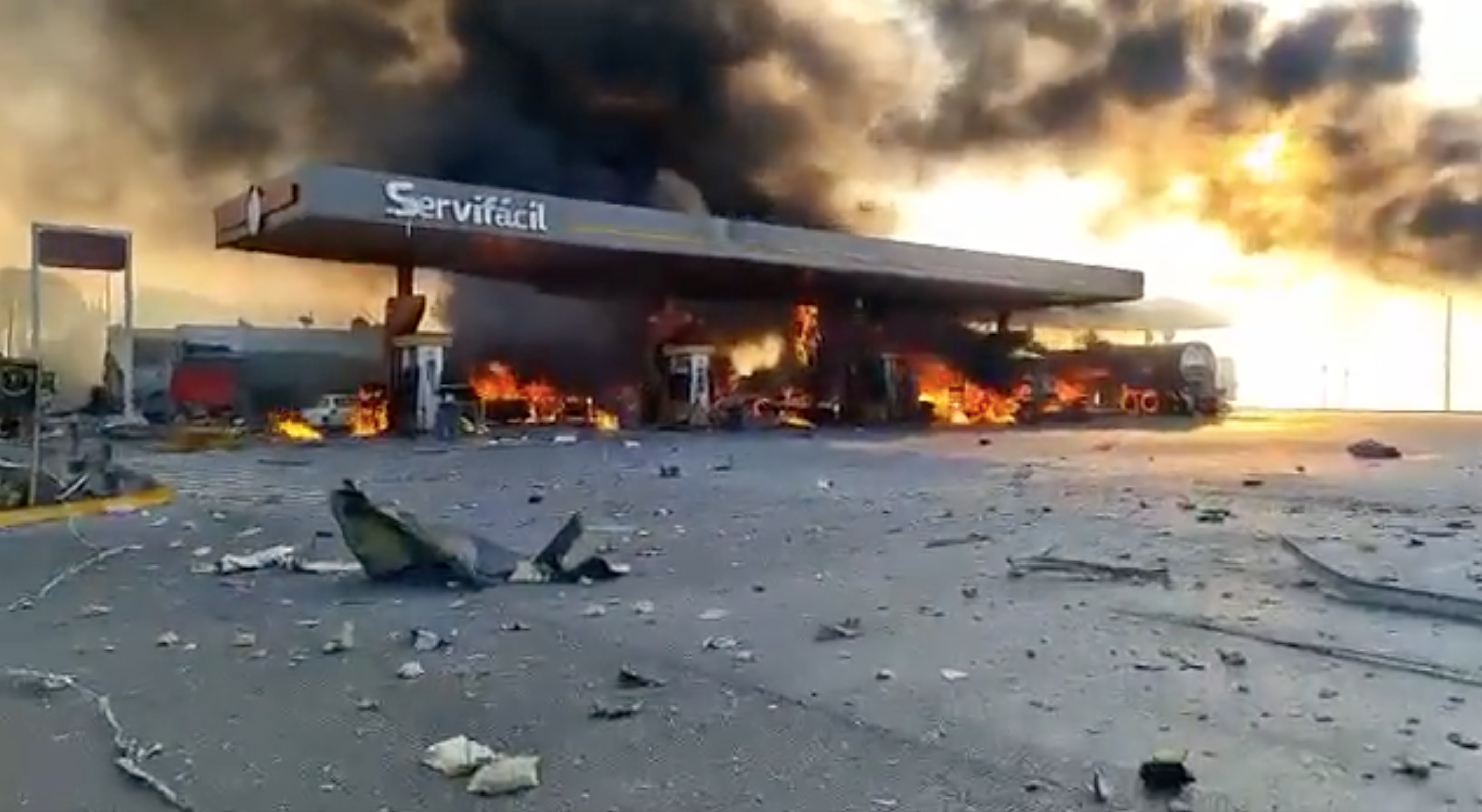 [VIDEO] EXPLOSIÓN EN GASOLINERA DEJA 2 MUERTOS