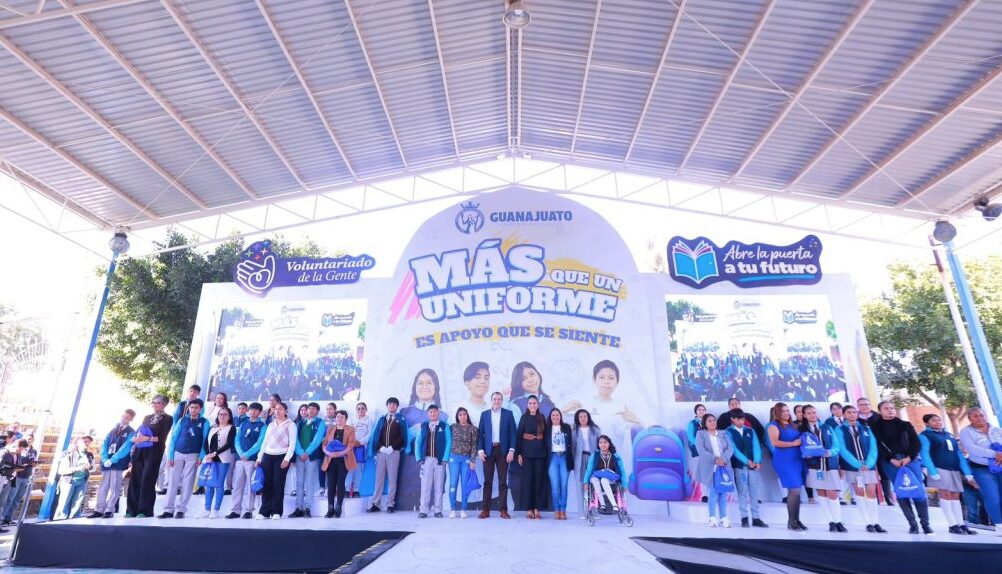 En esta gira de trabajo por Dolores Hidalgo, previamente la Gobernadora de la Gente, Libia Dennise García Muñoz Ledo, entregó uniformes deportivos a estudiantes de secundarias públicas del estado.